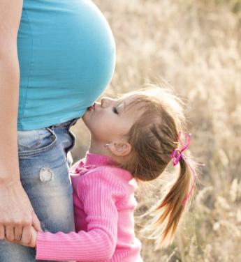 生孩子对子宫伤害大还是流产伤害大？需要哪些证件？